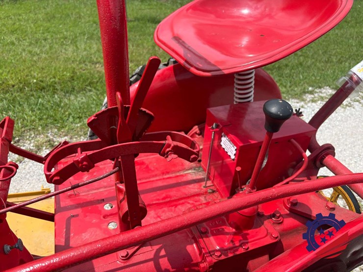 mccormick-farmall-cub-farm-tractor-image-28