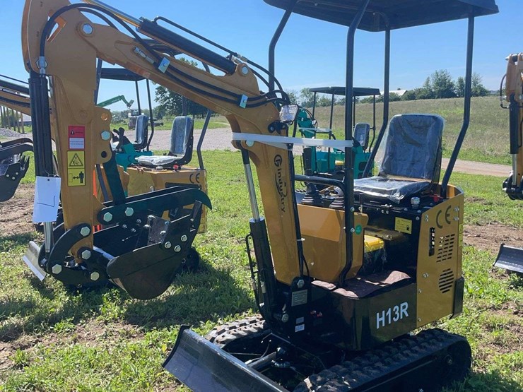 h13r-mini-excavator-image-1