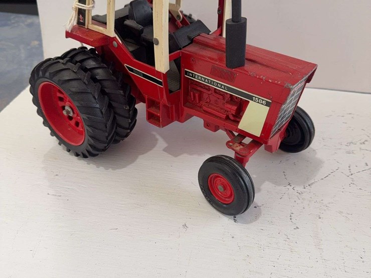 ertl-international-1586-toy-tractor,-die-cast-metal,-1/16-scale-image-1