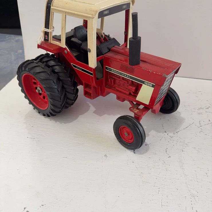 ERTL International 1586 toy tractor, die-cast metal, 1/16 scale
