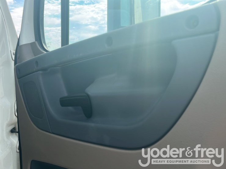 2017-freightliner-cascadia-113-image-42