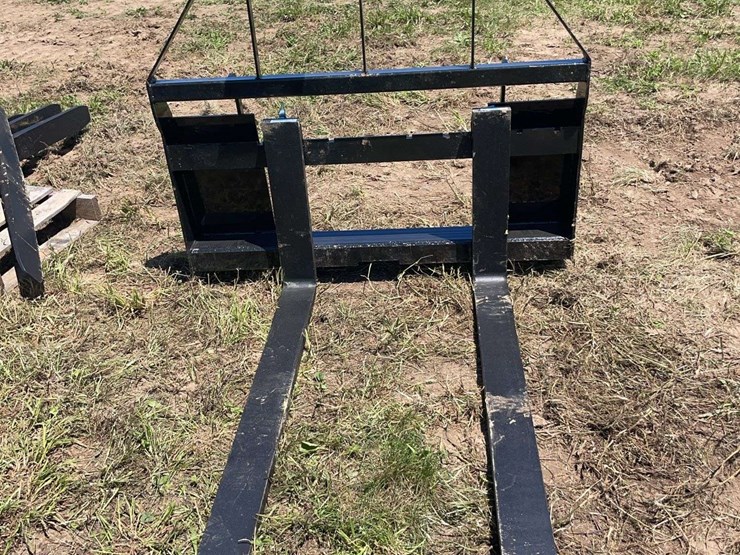 agt-skid-steer-pallet-forks.-image-1