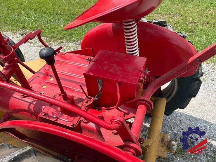 mccormick-farmall-cub-farm-tractor-image-26