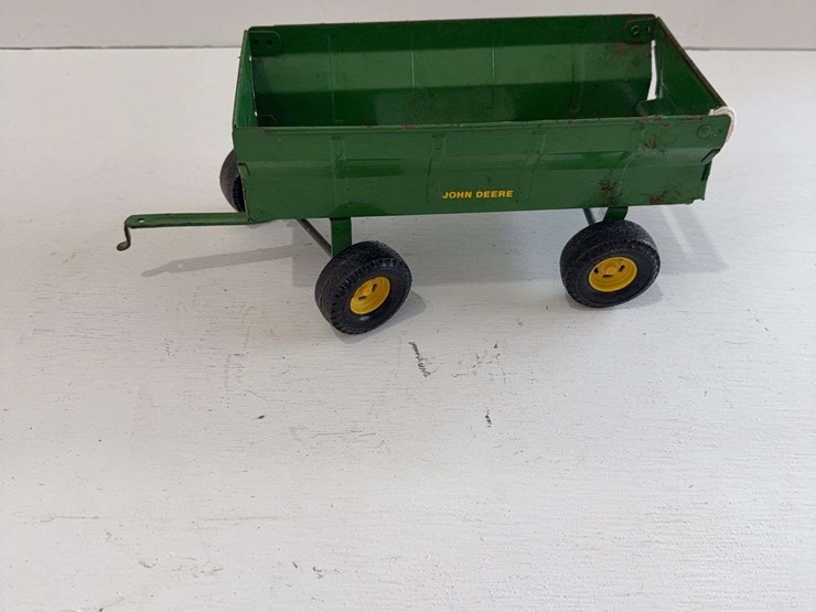 ertl-john-deere-barge-wagon,-die-cast-metal,-1/16-scale-image-1