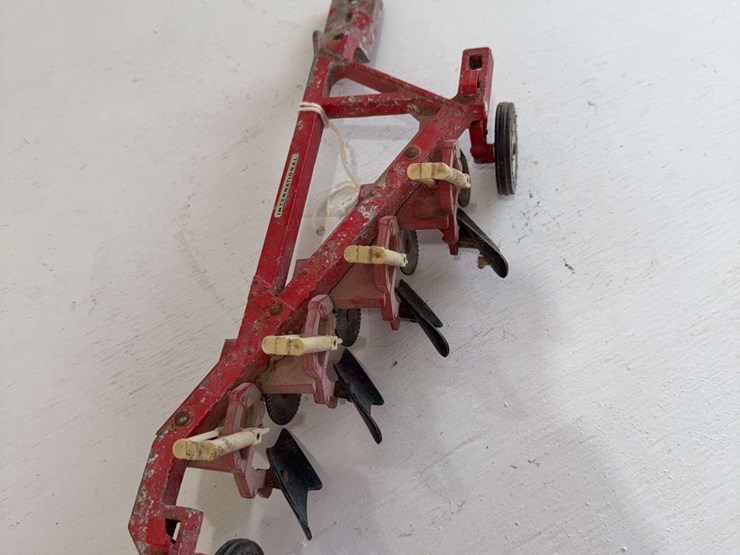 international-4-bottom-plow,-1/16-scale-image-3