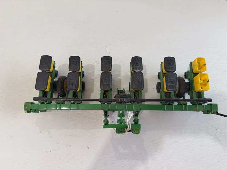 john-deere-1700-series-planter,-1/16-scale-image-3
