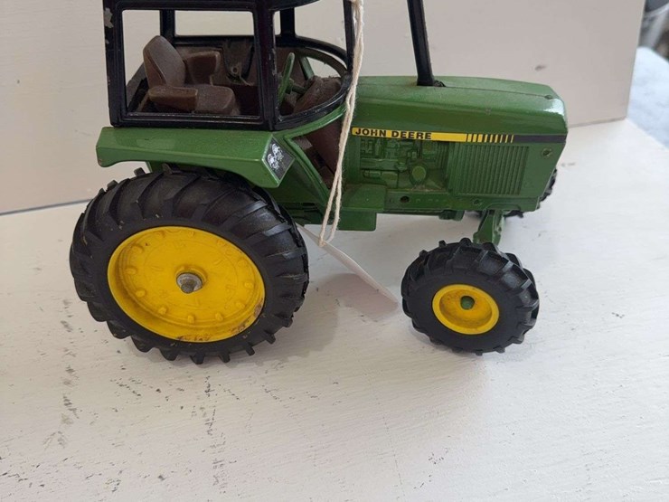 ertl-john-deere-toy-tractor,-die-cast-metal,-1/16-scale-image-1