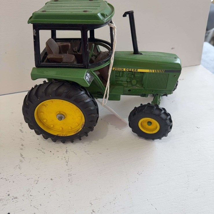 ERTL John Deere toy tractor, die-cast metal, 1/16 scale