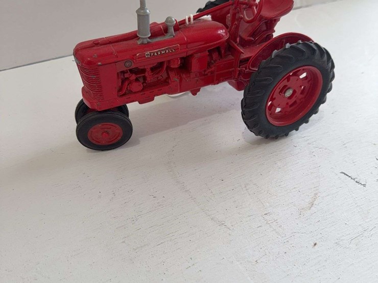 ertl-mccormick-farmall-h,-die-cast-metal,-1/16-scale-image-3