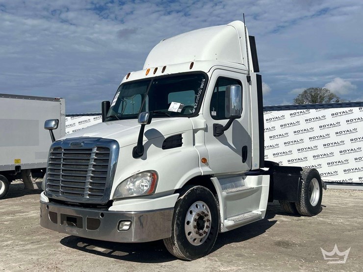 2014-freightliner-cascadia-113-image-1