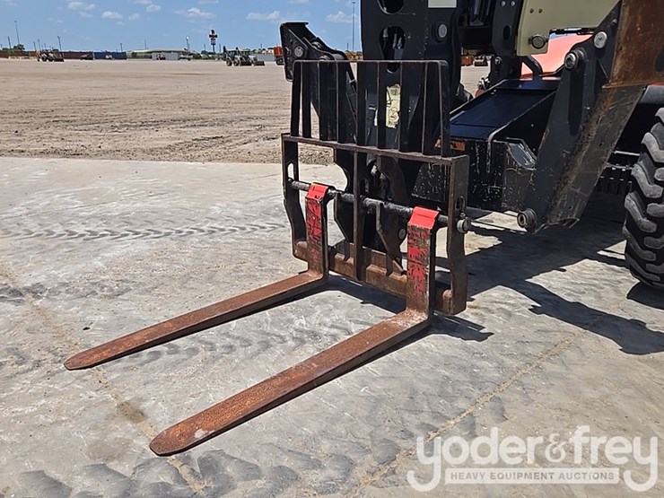 2018-jlg-1055-image-15