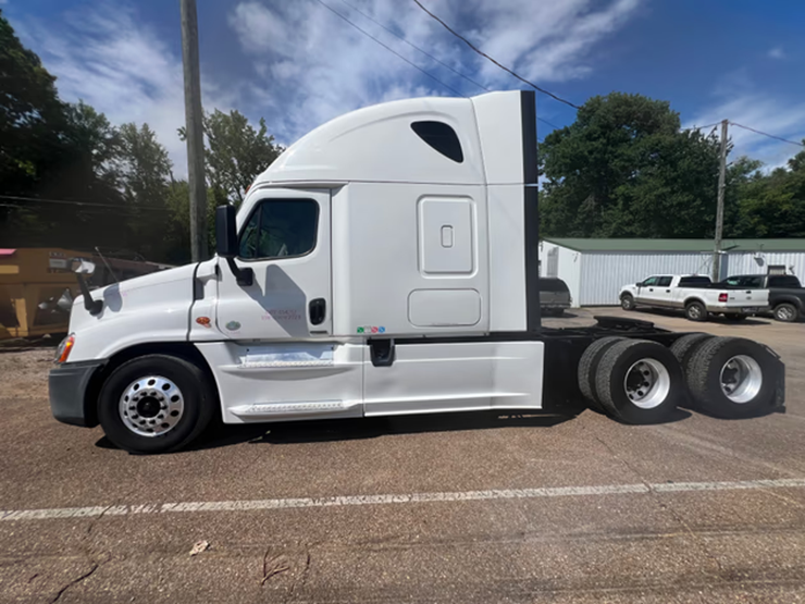 2016-freightliner-cascadia-113-image-1