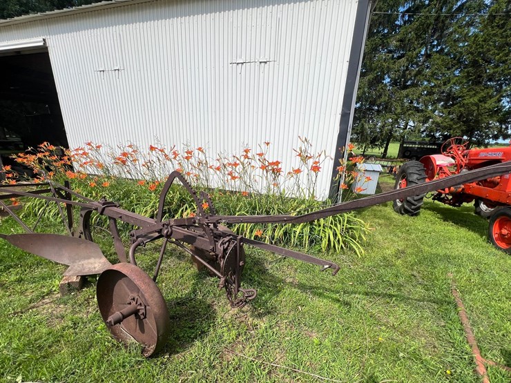 #9925-•-ih-groundbreaking-plow-image-3