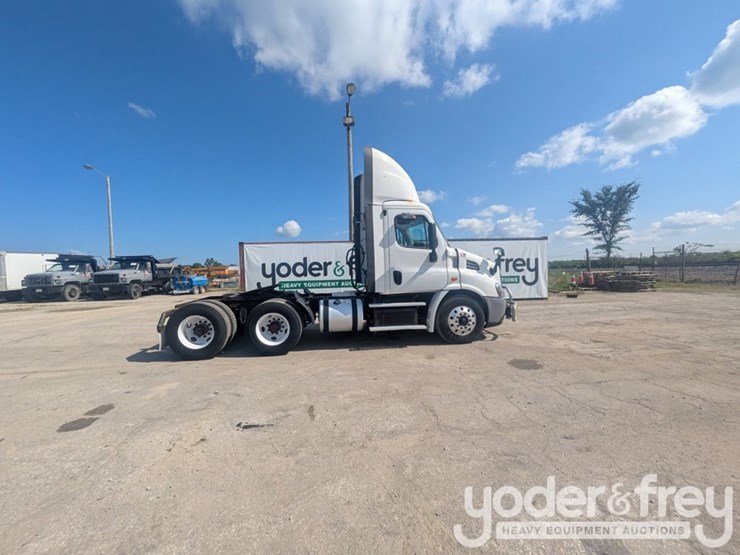 2018-freightliner-cascadia-113-image-11