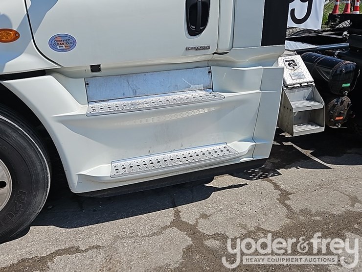 2019-freightliner-cascadia-125-image-8