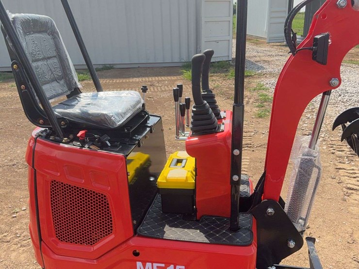 me15-mini-excavator-image-5