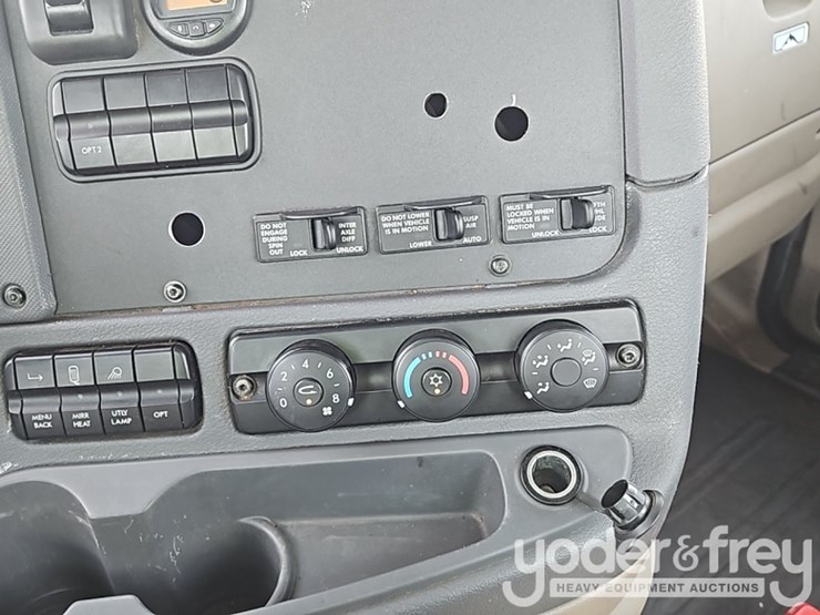 2017-freightliner-cascadia-113-image-34