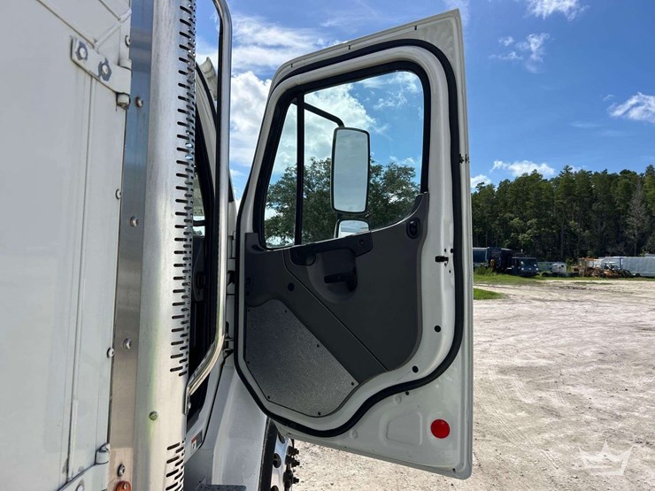 2016-freightliner-m2-106-image-17
