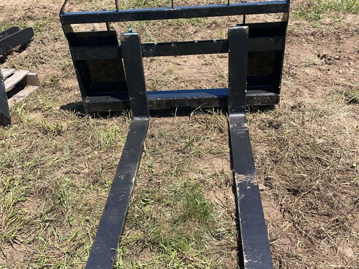 agt-skid-steer-pallet-forks-image-1