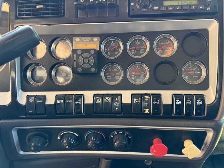 2013-kenworth-t800-image-15