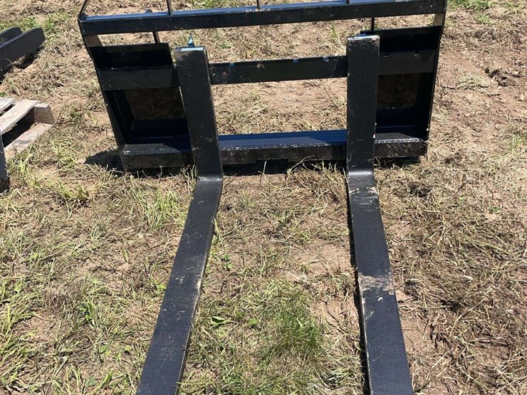 agt-skid-steer-pallet-forks-image-1