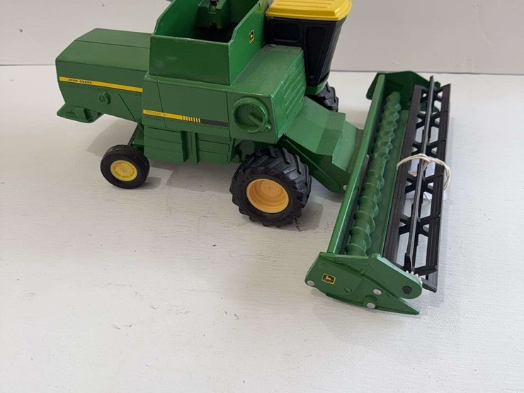 ertl-john-deere-titan-ii-combine-with-header,-die-cast-metal,-1/16-scale-image-1