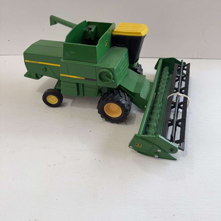 ERTL John Deere Titan II Combine with header, die-cast metal, 1/16 scale