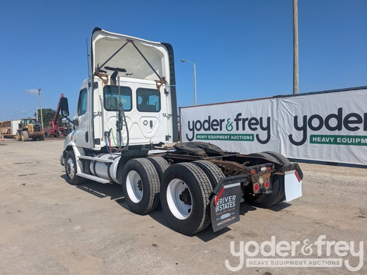 2018-freightliner-cascadia-113-image-3