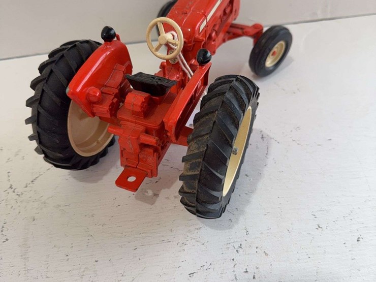 national-farm-toy-show-allis-chalmers-d19-tractor,-die-cast-metal,-1/16-scale-image-3