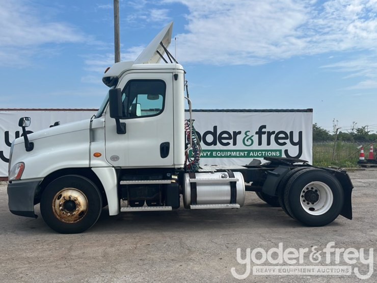 2017-freightliner-cascadia-113-image-2
