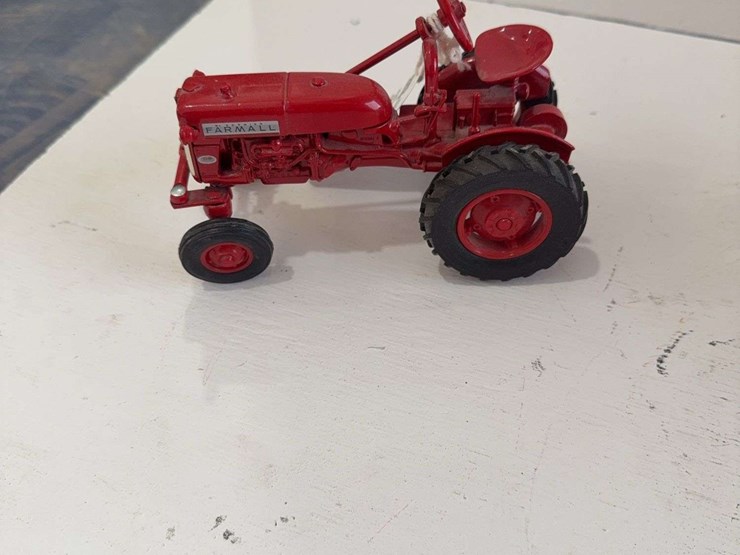 ertl-mccormick-farmall-cub-toy-tractor,-die-cast-metal,-1/32-scale-image-1
