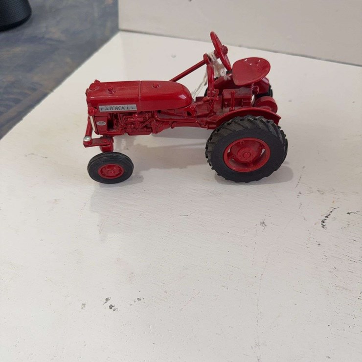 ERTL McCormick Farmall Cub toy tractor, die-cast metal, 1/32 scale