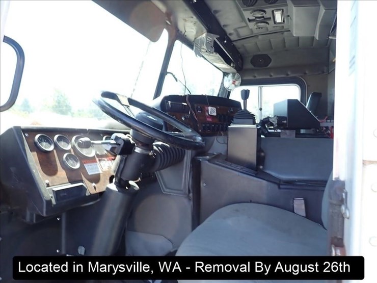 2005-peterbilt-320-image-3