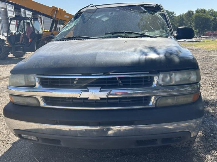 2003-chevrolet-tahoe-image-2