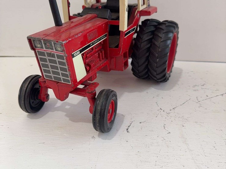 ertl-international-1586-toy-tractor,-die-cast-metal,-1/16-scale-image-2