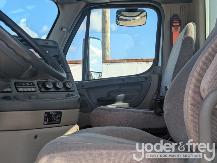 2018-freightliner-cascadia-113-image-41