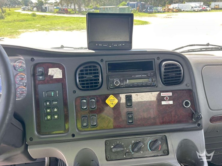 2016-freightliner-m2-106-image-15