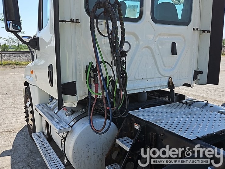 2019-freightliner-cascadia-125-image-16