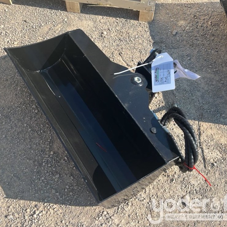 Unused TPM 32" Hydraulic Tilt Bucket, 1" Pin Hole c/w Hydraulic Hoses to suit 0.8-1.4 Ton Mini Excavators