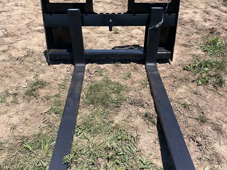 agrotk-skid-steer-pallet-forks.-image-1