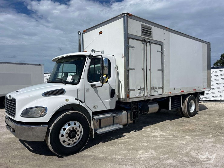 2016-freightliner-m2-106-image-1