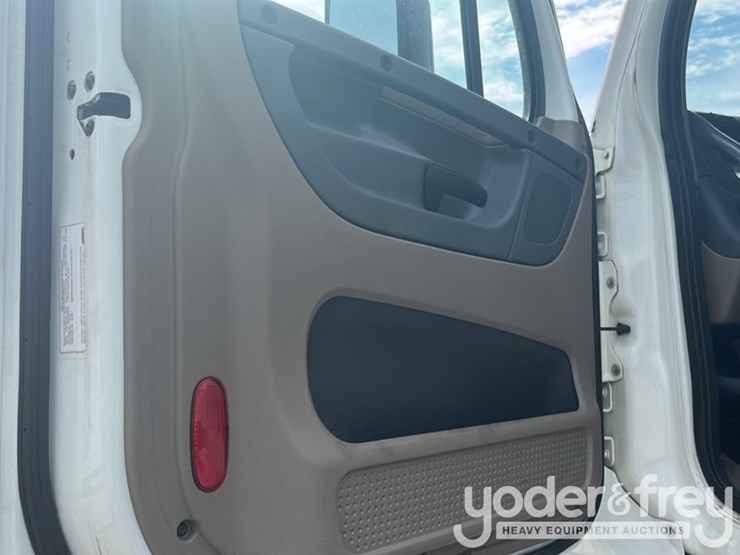 2017-freightliner-cascadia-113-image-15