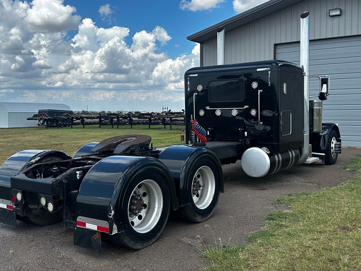 2009-peterbilt-389-image-7
