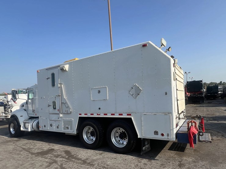 2018-peterbilt-348-image-3