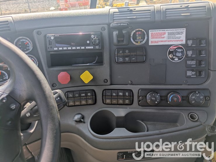 2018-freightliner-cascadia-113-image-6