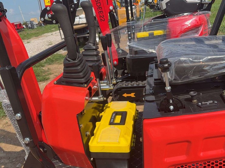 me15-mini-excavator-image-9
