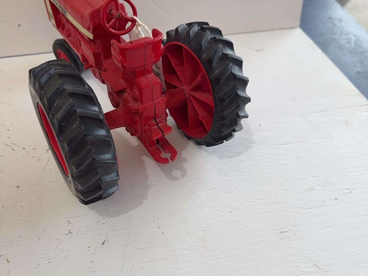 scale-models-mccormick-farmall-806-toy-tractor,-die-cast-metal,-1/16-scale-image-3
