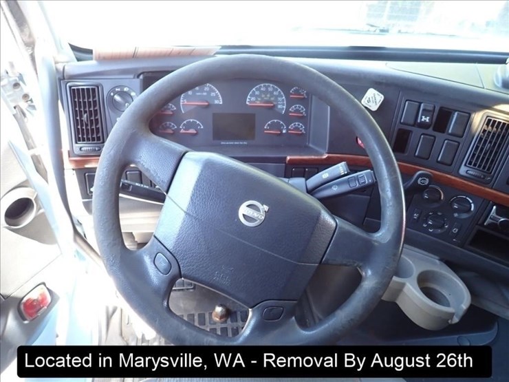2012-volvo-10-image-8