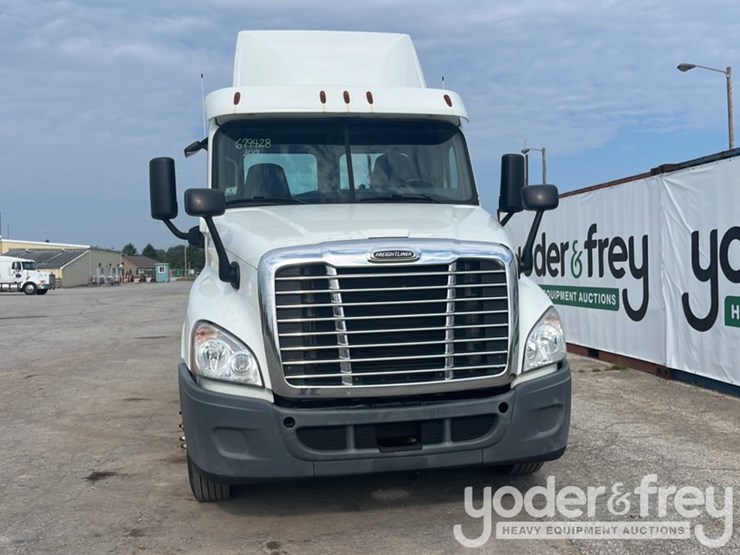 2017-freightliner-cascadia-113-image-8