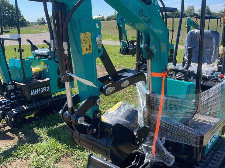 qh12r-mini-excavator-image-9